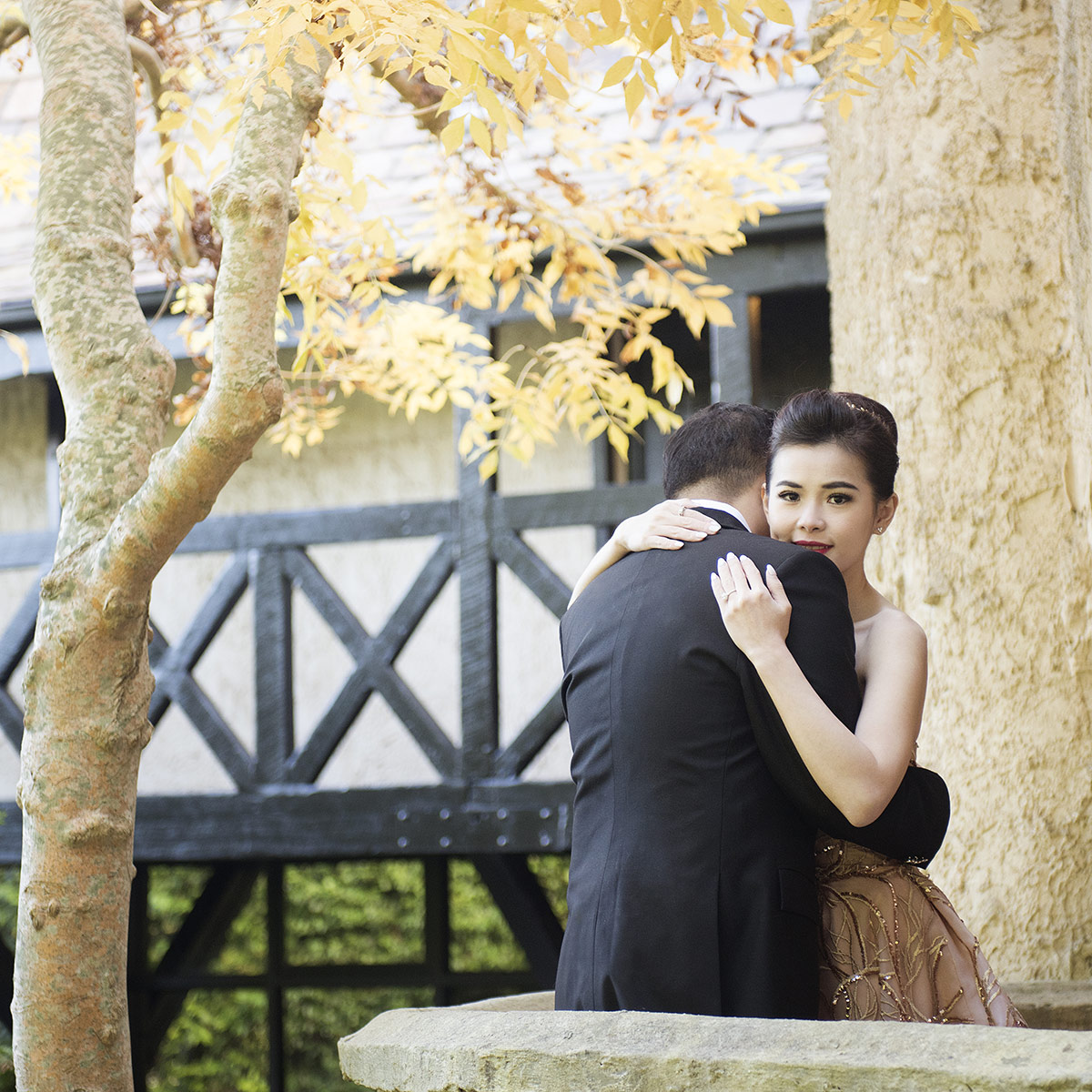 thorngrove manor engagement shoot - rya & evan 2 Hugs on the balcony