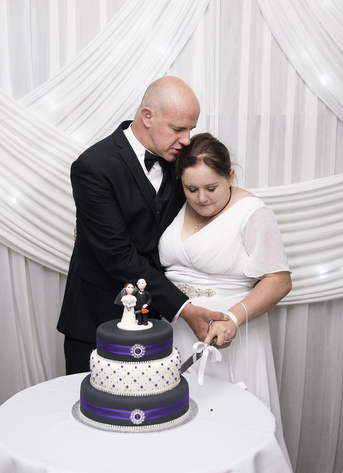 rendezvous experience wedding - eleanor & justin 42 Cutting the cake