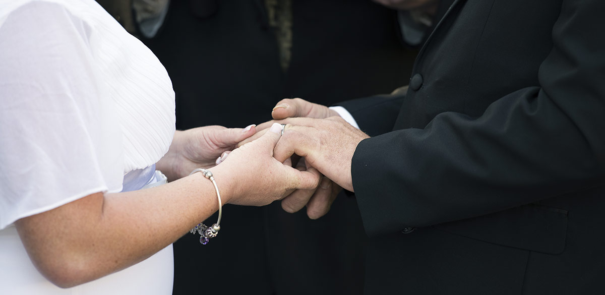 rendezvous experience wedding - eleanor & justin 27 Holding hands