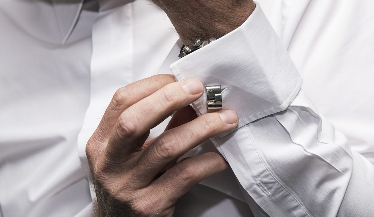 rendezvous experience wedding - eleanor & justin 5 Putting on Cufflinks
