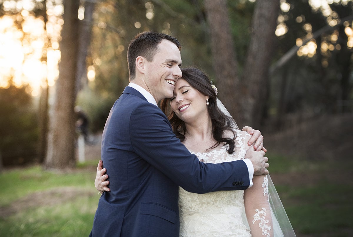 5 wedding moments that look good when naturally captured 10 Laughing couple