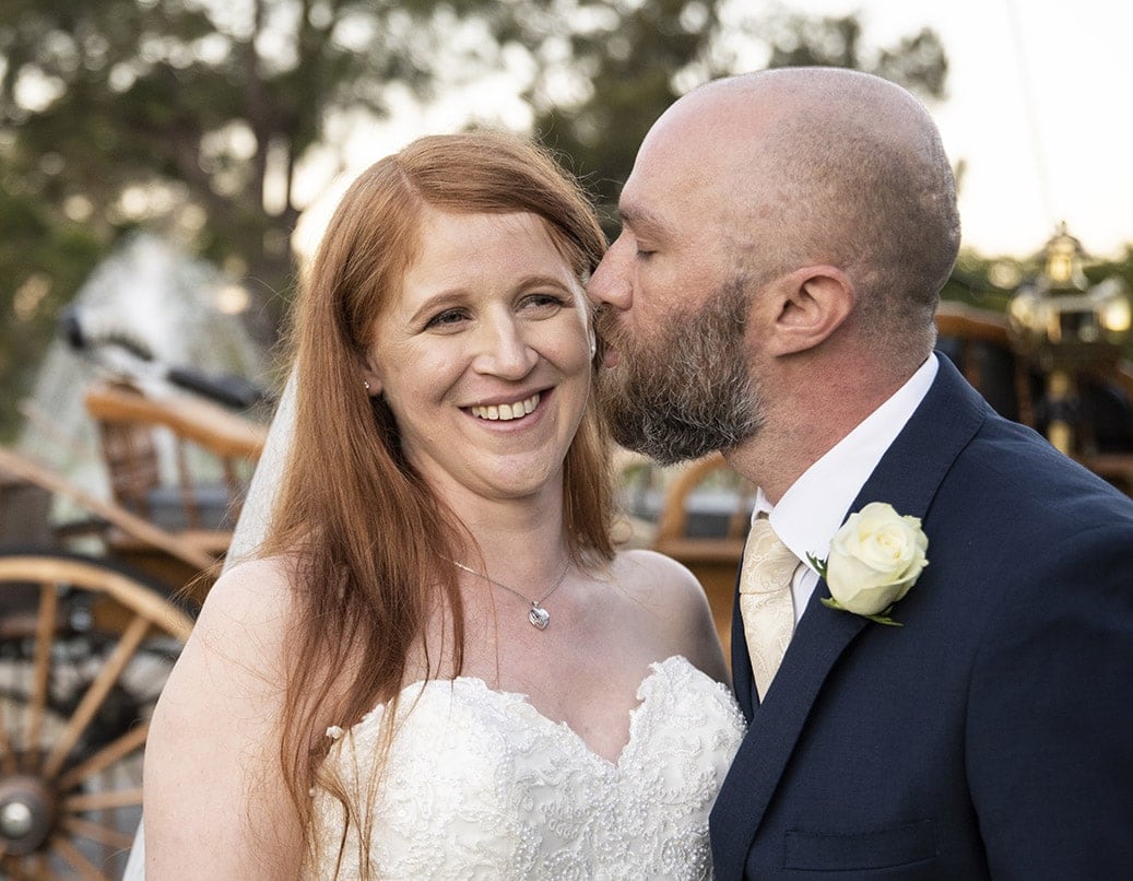registry office wedding - jacqui & matt 17 kiss