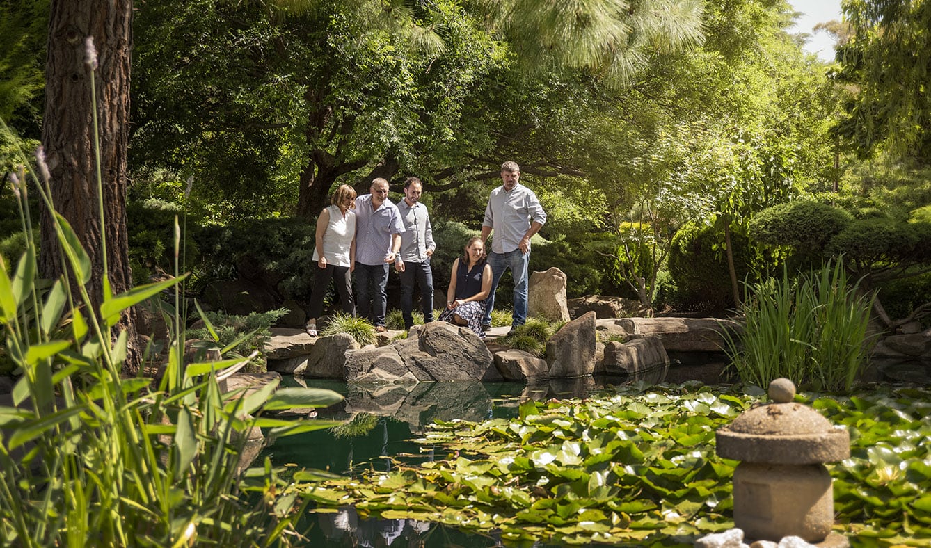 veale & himeji gardens family shoot 15 Family finding fish