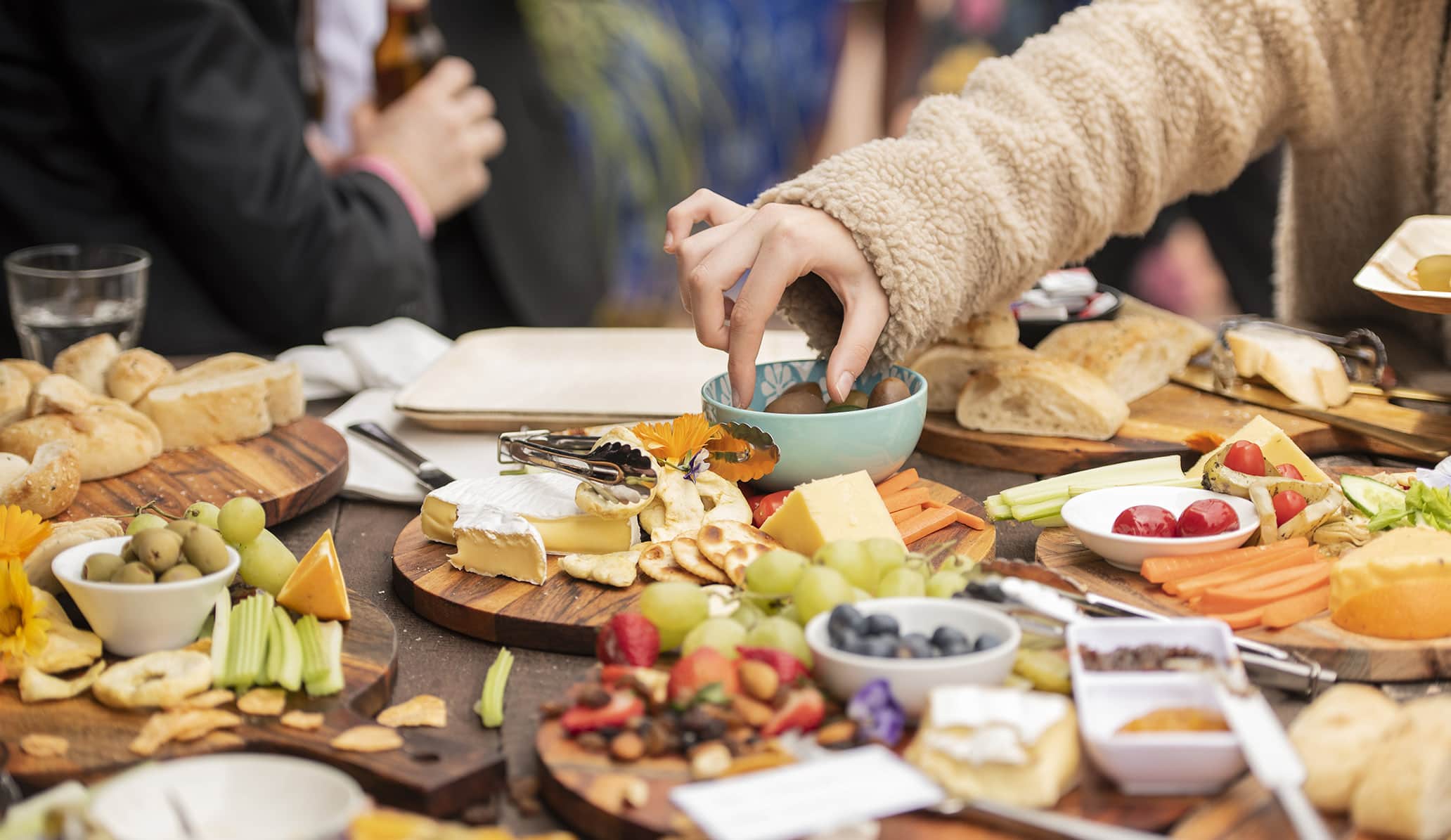4 questions to ask during last-minute wedding planning 3 Eating the food