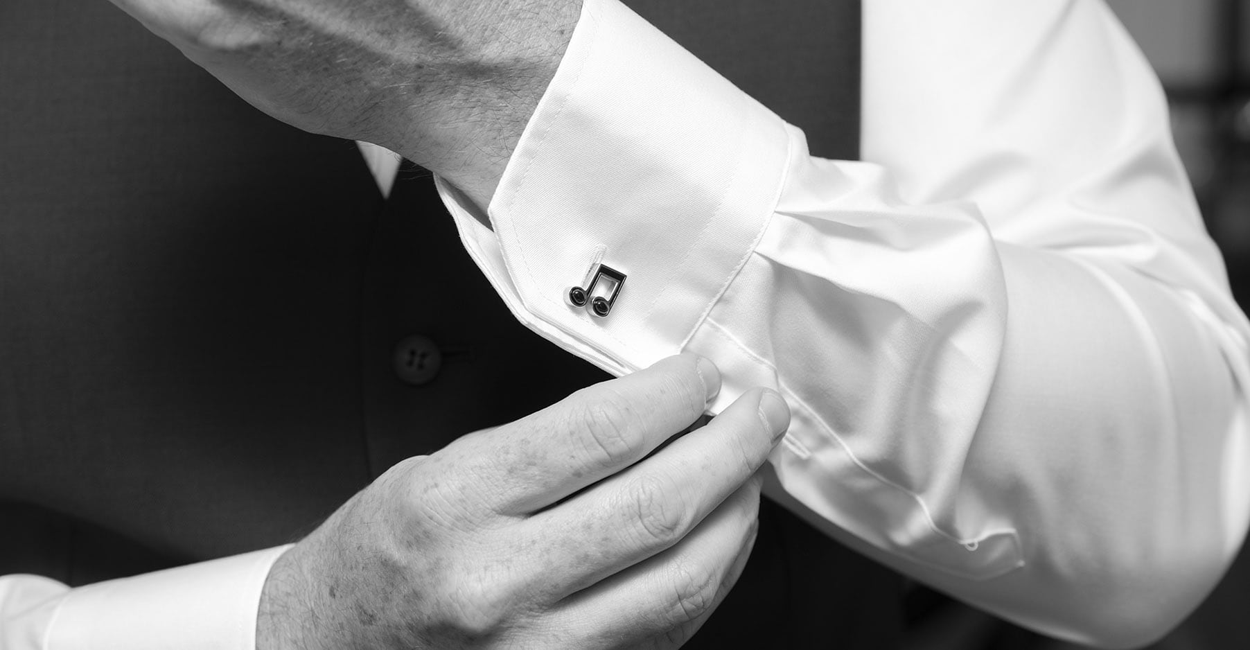 serafino wines wedding - claire & arron 14 close up of cufflinks on shirt