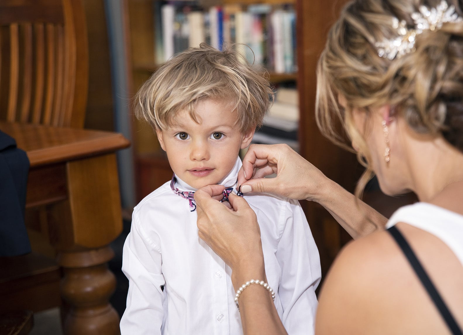 crabtree farm wedding - sarah & elten 1 Little boy putting on tie