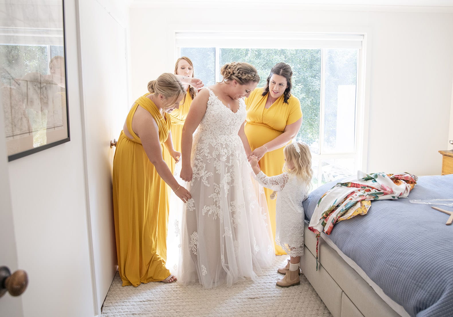 old oval estate wedding - suzie & jay 71 All the bridesmaids helping out