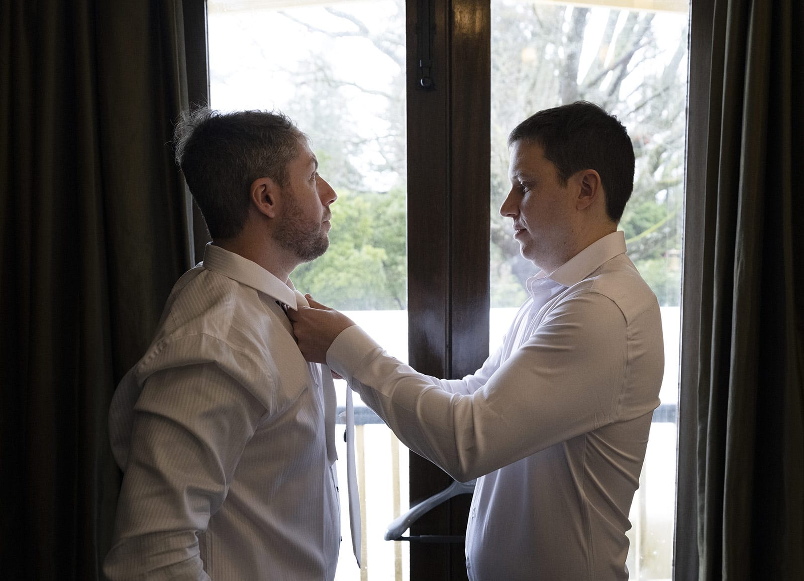 mount lofty house wedding - katrina & lucas 7 best man helping