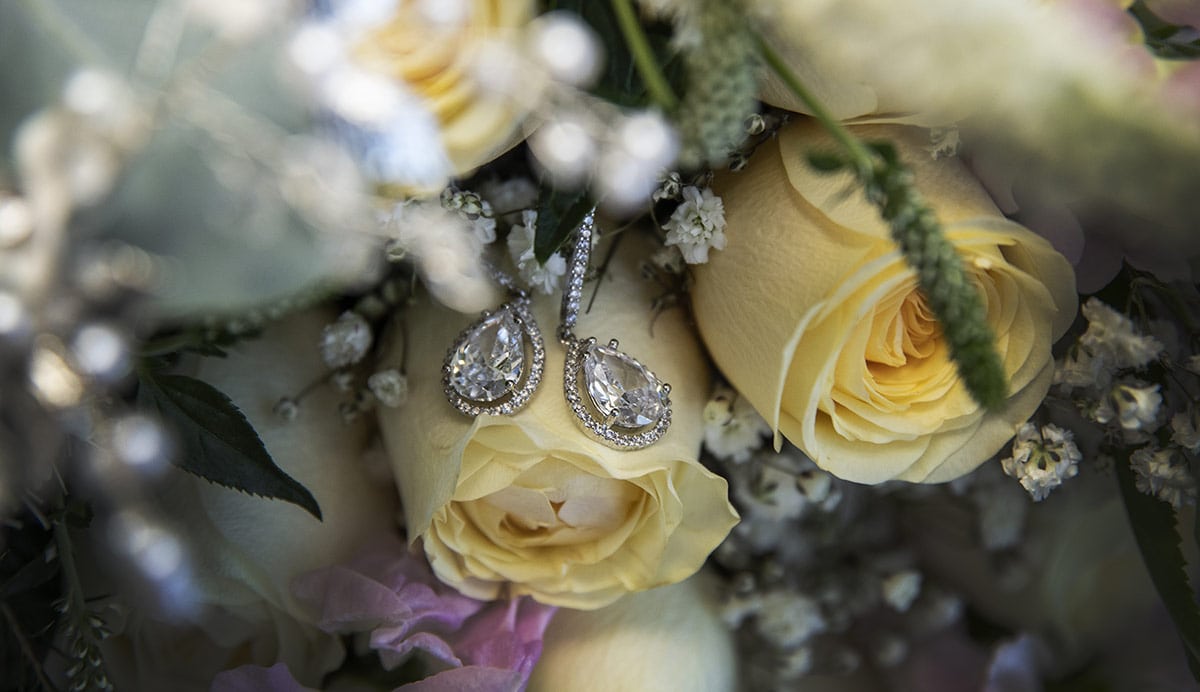 big easy radio wedding - leanne & evan 4 Bridal affects in flowers