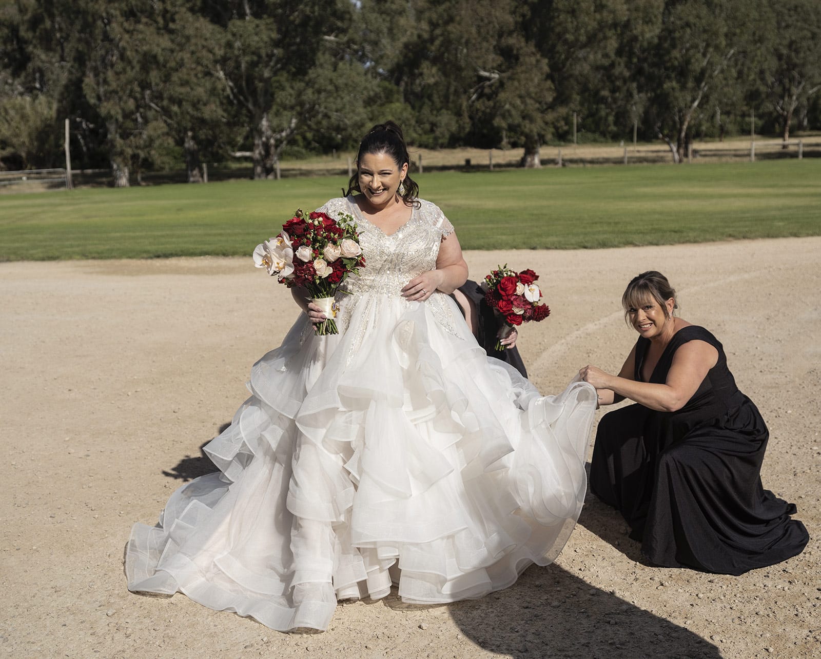 lake breeze wines wedding - cate & renato 25 bride ariving on a sunny day