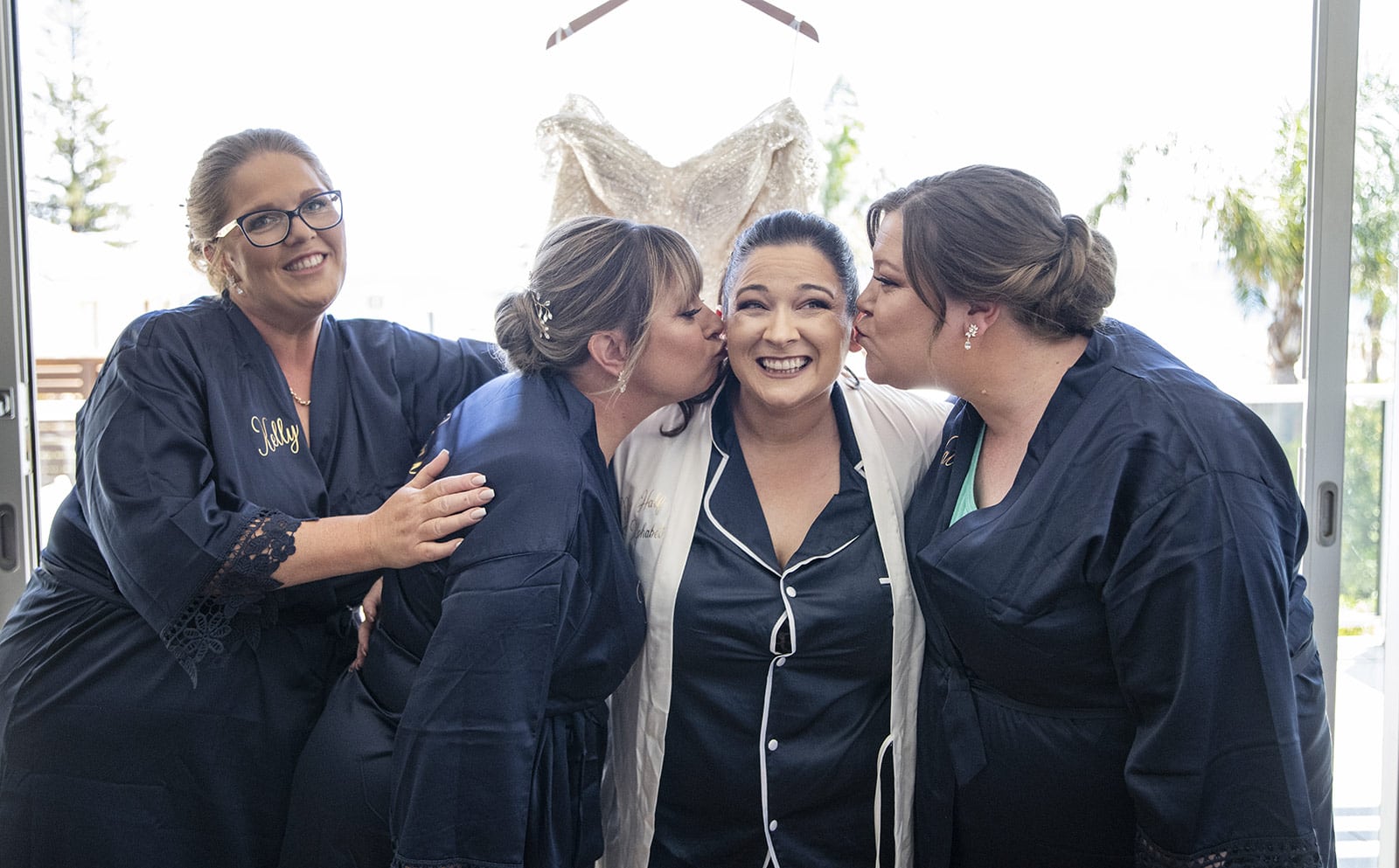 lake breeze wines wedding - cate & renato 11 Bridesmaids kisses