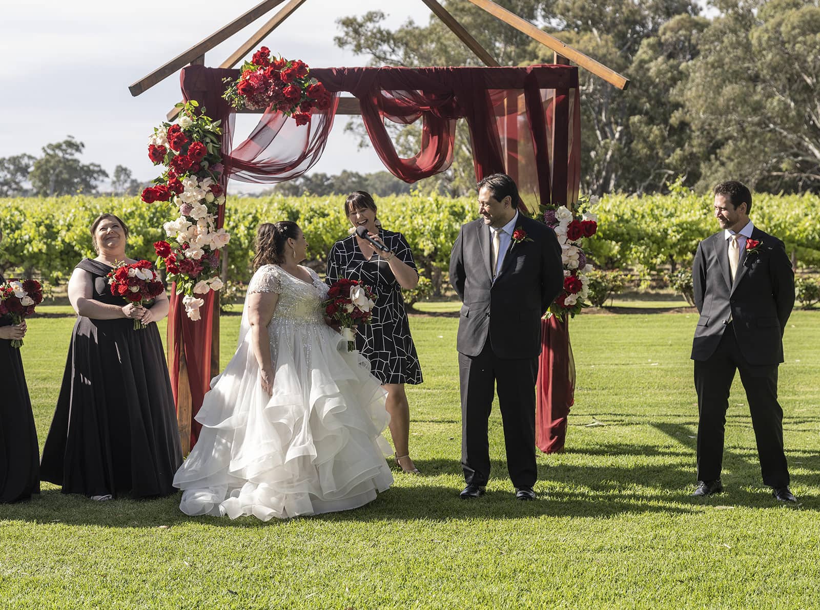 lake breeze wines wedding - cate & renato 27 Celebrant talking to bride as she arrives