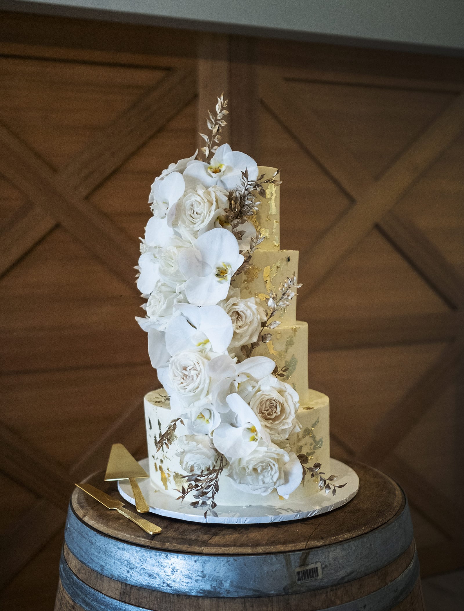 lake breeze wines wedding - cate & renato 51 Wedding cake at lake Breeze wines wedding