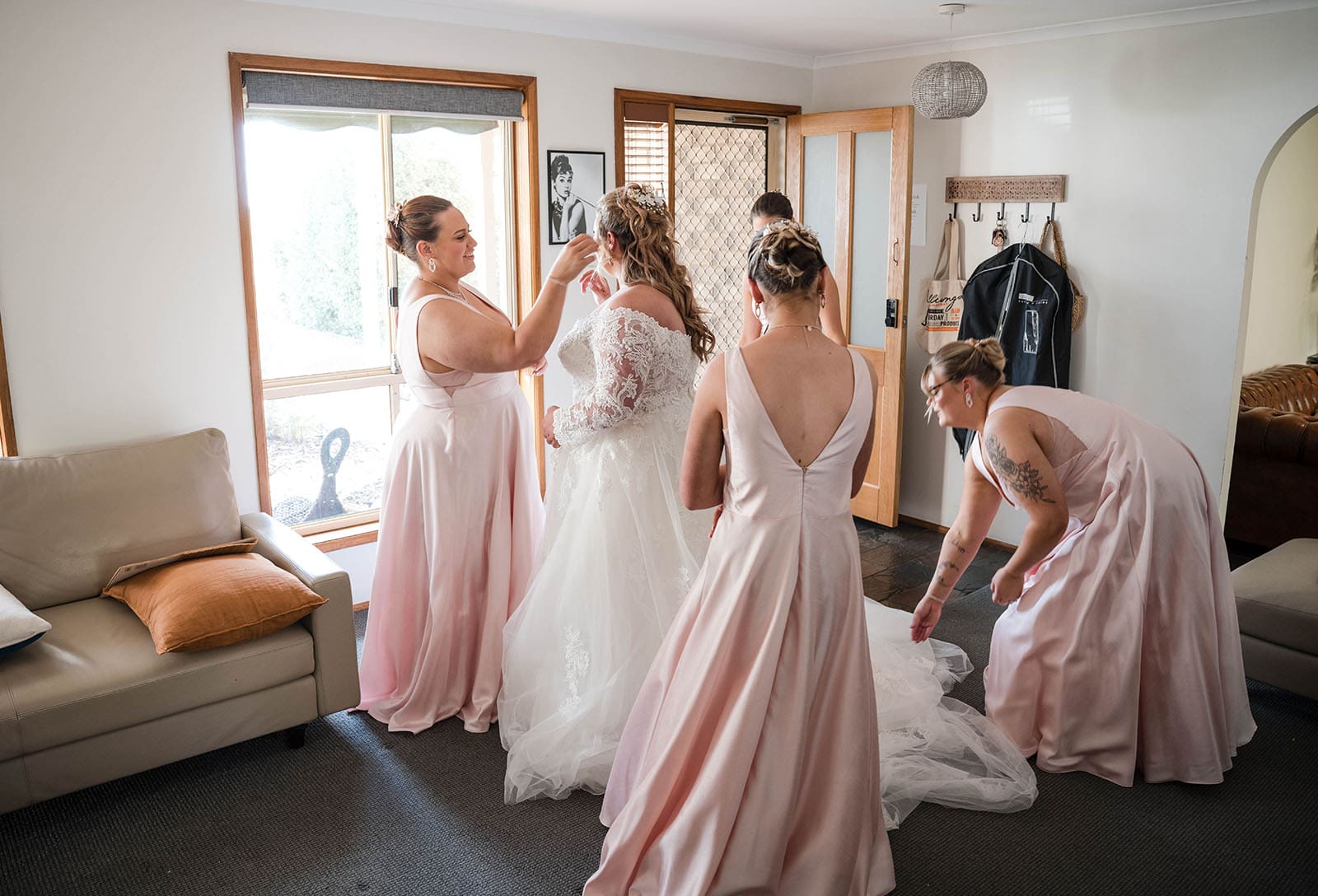 mclaren vale ekhidna wines wedding - kait & brayden 21 bridesmaids buzzing about helping