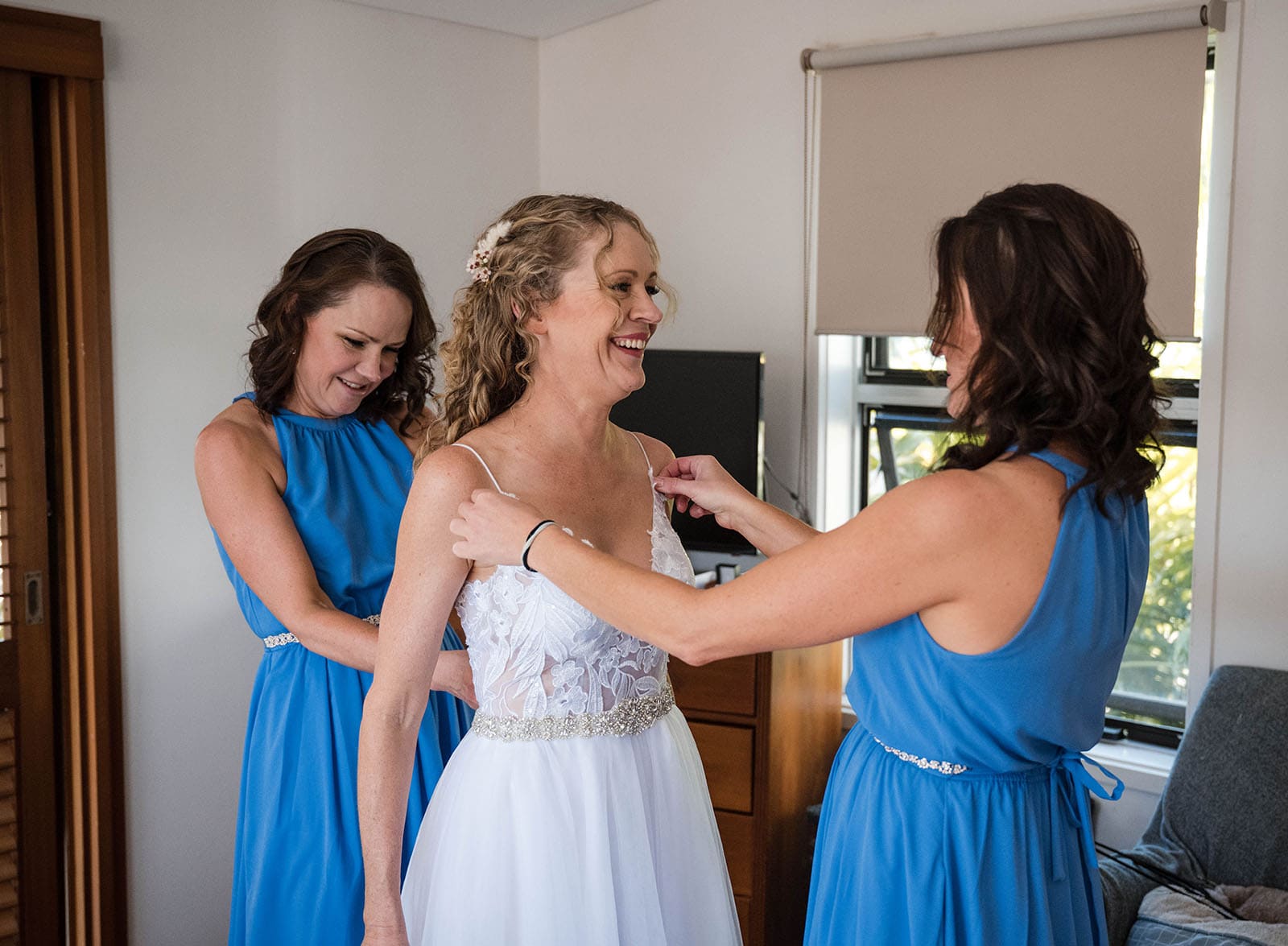darwin's dudley point wedding - melanie & kerry 15 Bridesmaids in blue helping bride