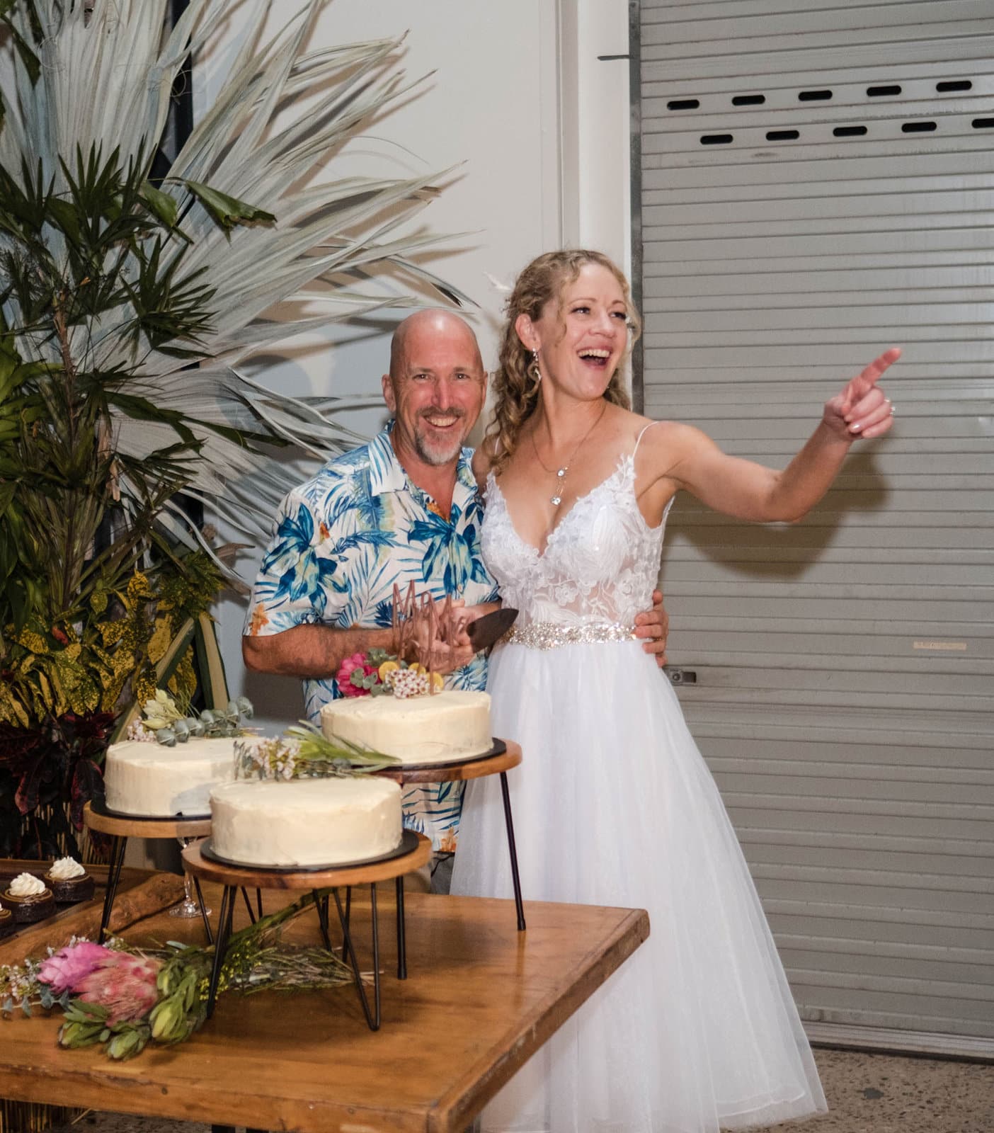 darwin's dudley point wedding - melanie & kerry 57 Cutting their wedding cake