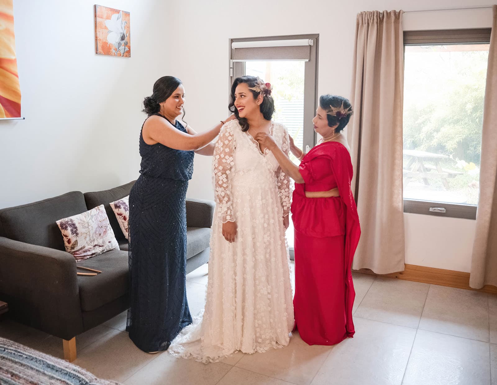 ekhidna winery wedding - chami & bryce 5 Bride getting help get ready