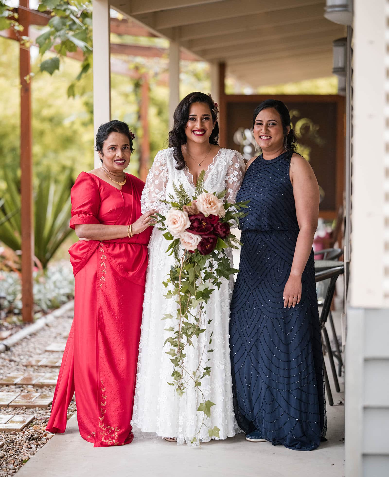 ekhidna winery wedding - chami & bryce 9 Bride with bridal party