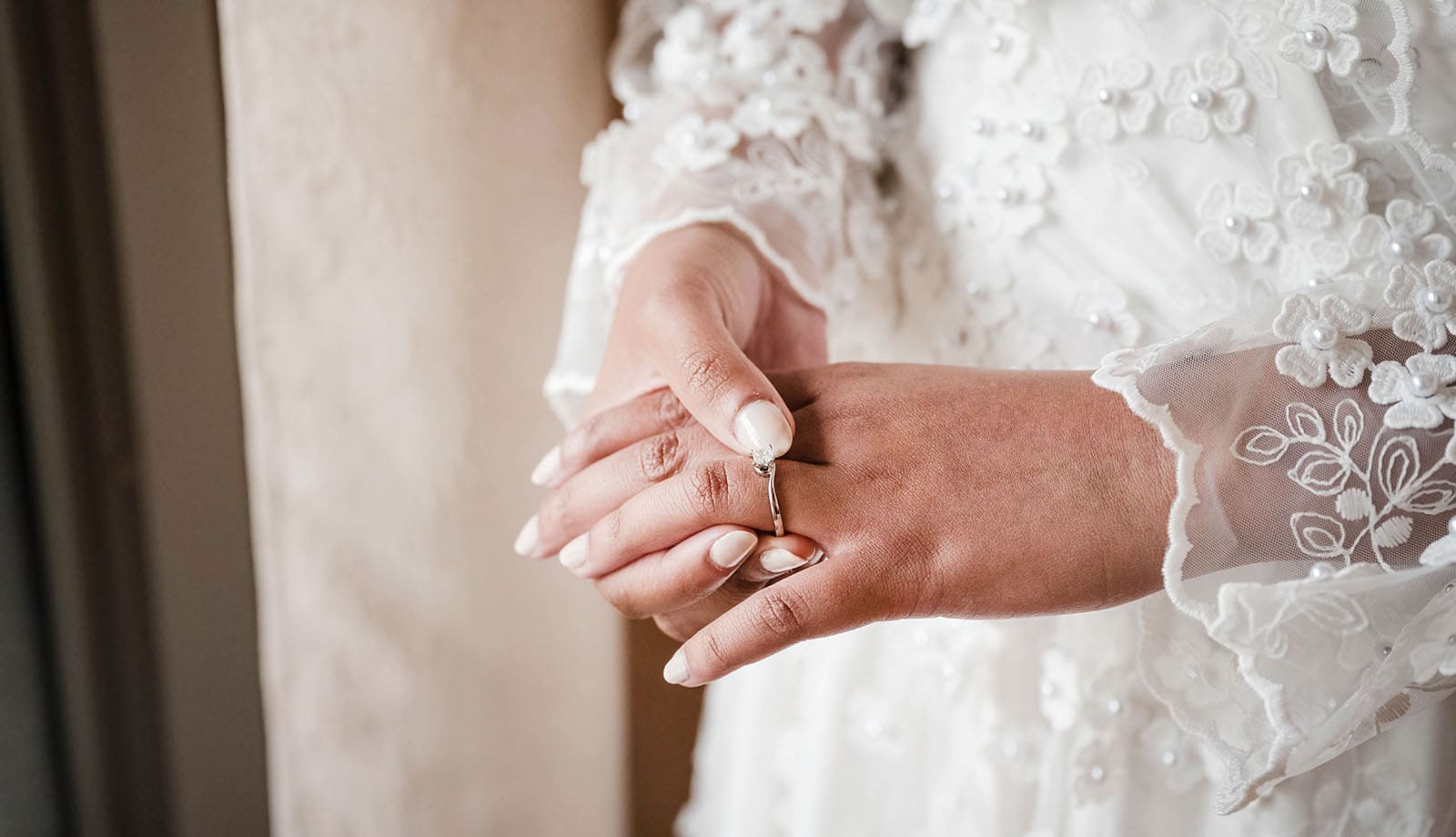 ekhidna winery wedding - chami & bryce 7 Close up of brides hands