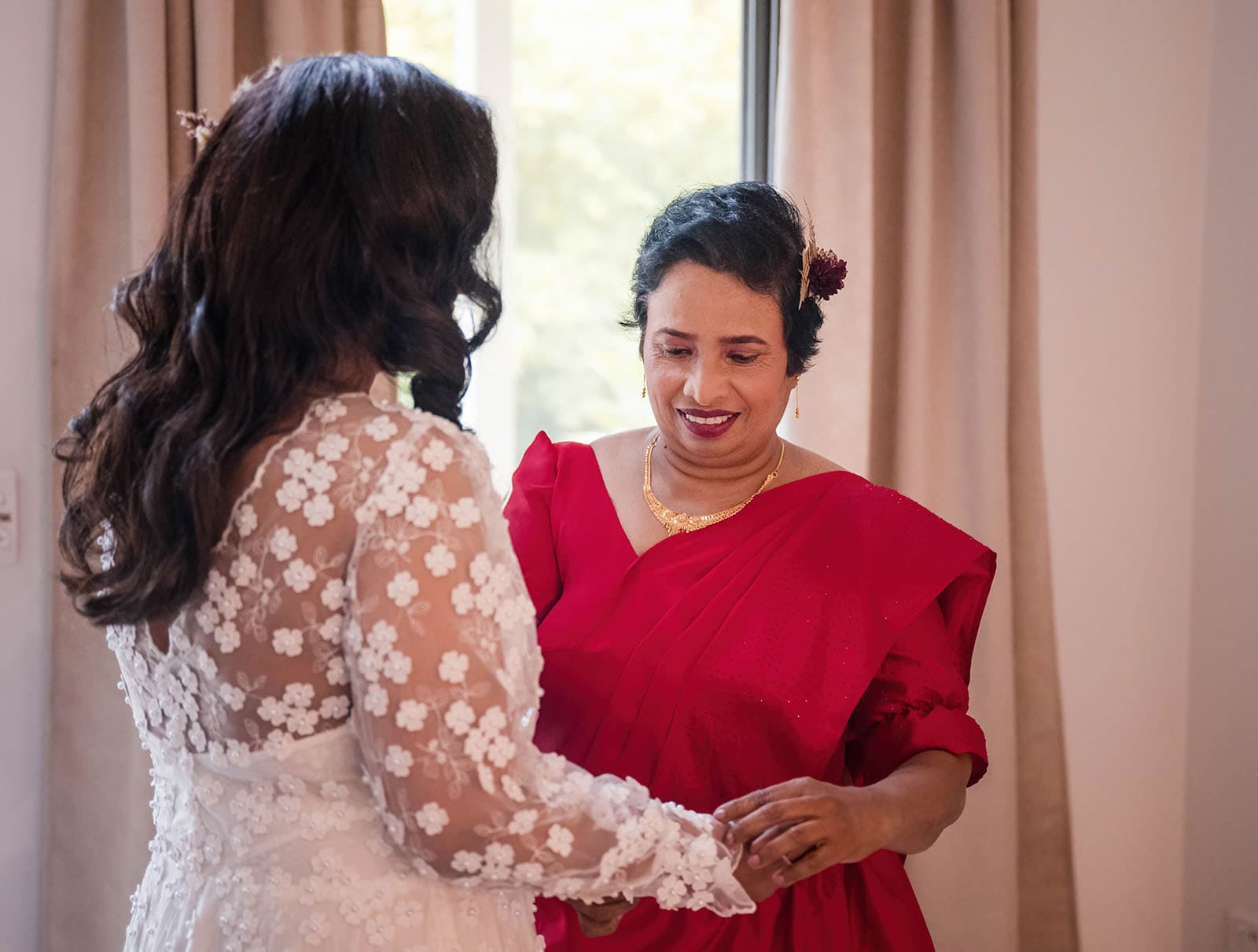 ekhidna winery wedding - chami & bryce 4 Mum helping daughter get ready