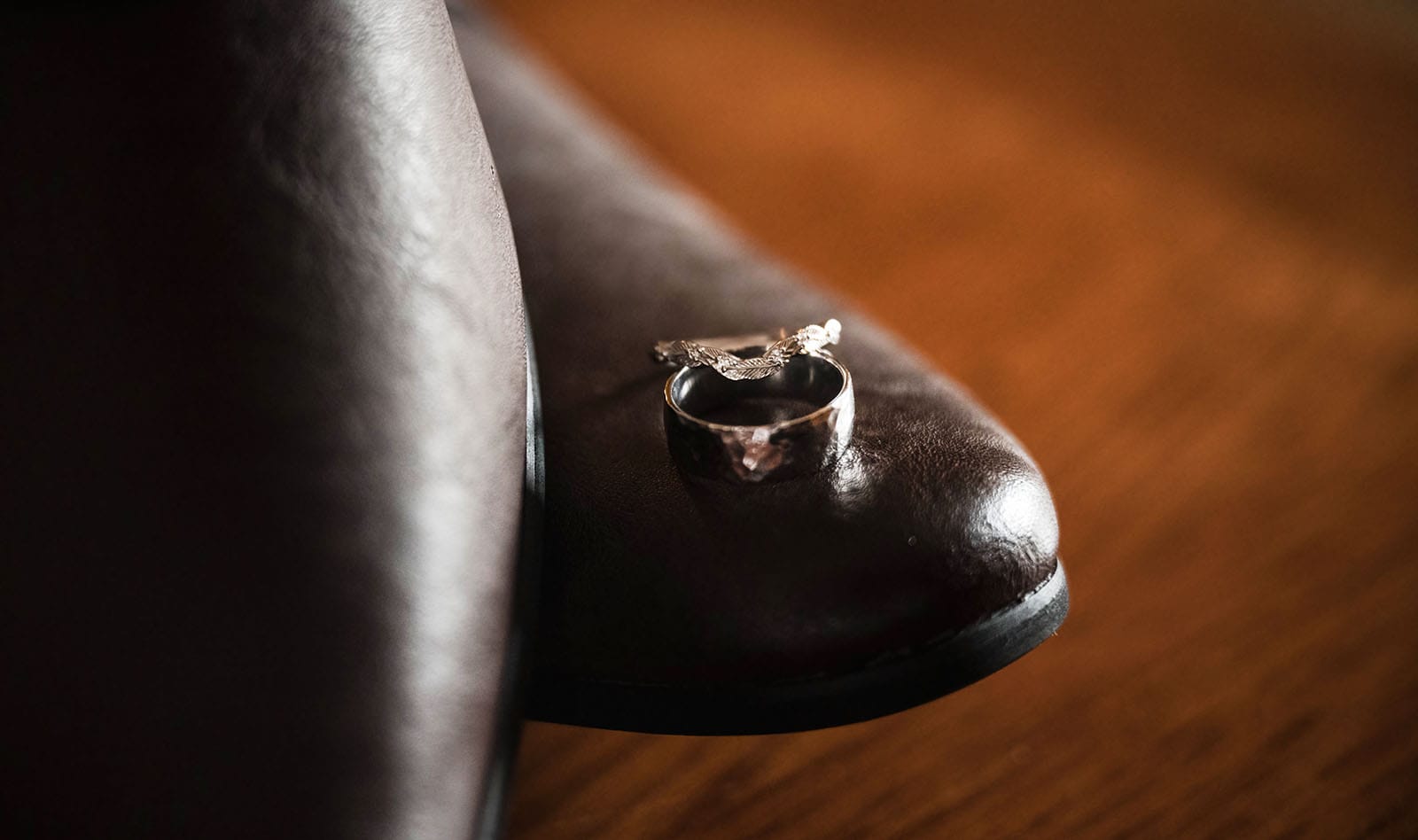 ekhidna winery wedding - chami & bryce 11 Wedding bands on shoes