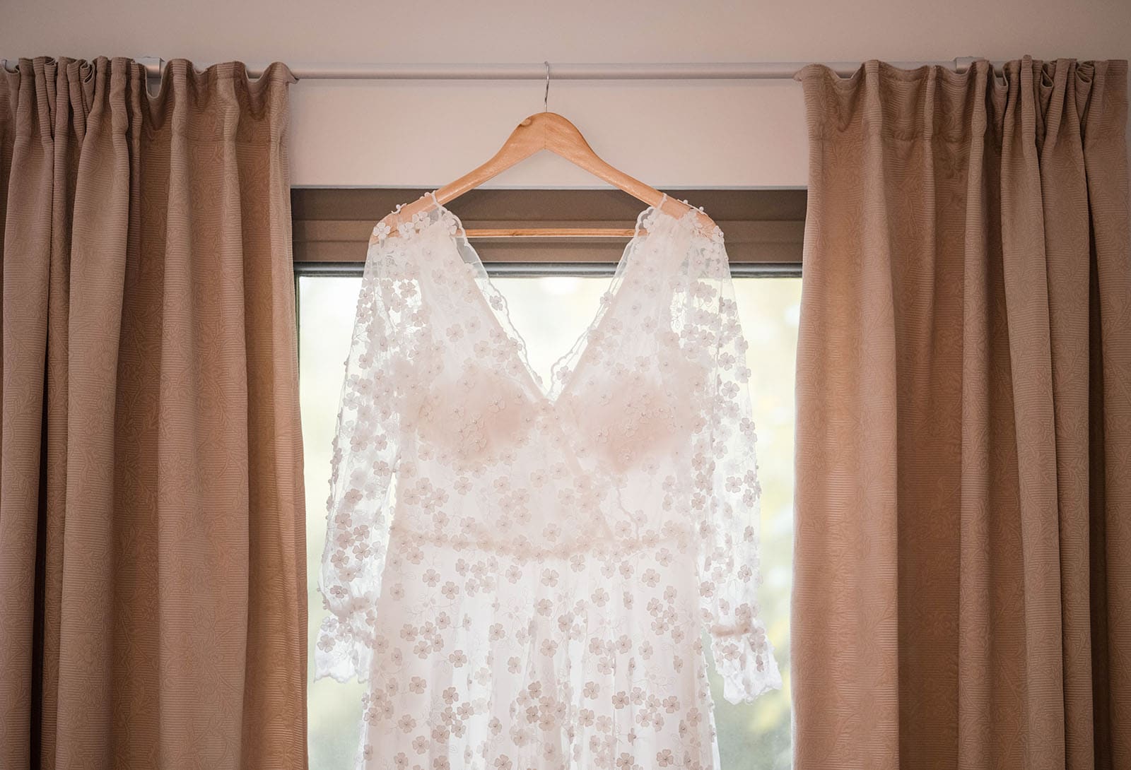 ekhidna winery wedding - chami & bryce 3 Wedding dress in small window