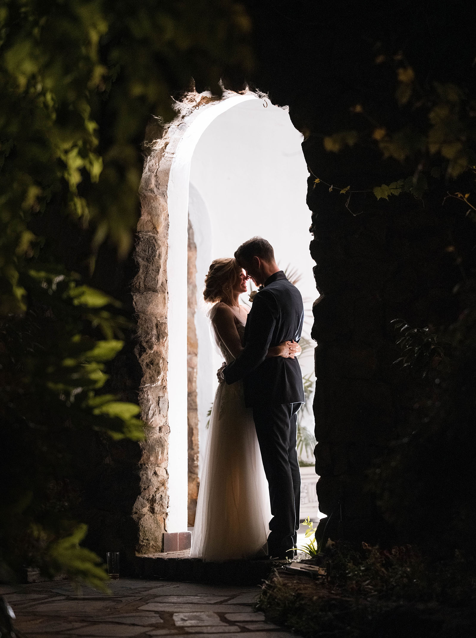 the manor basket range wedding - cassie & danny 69 Bride and groom doorway silhouette