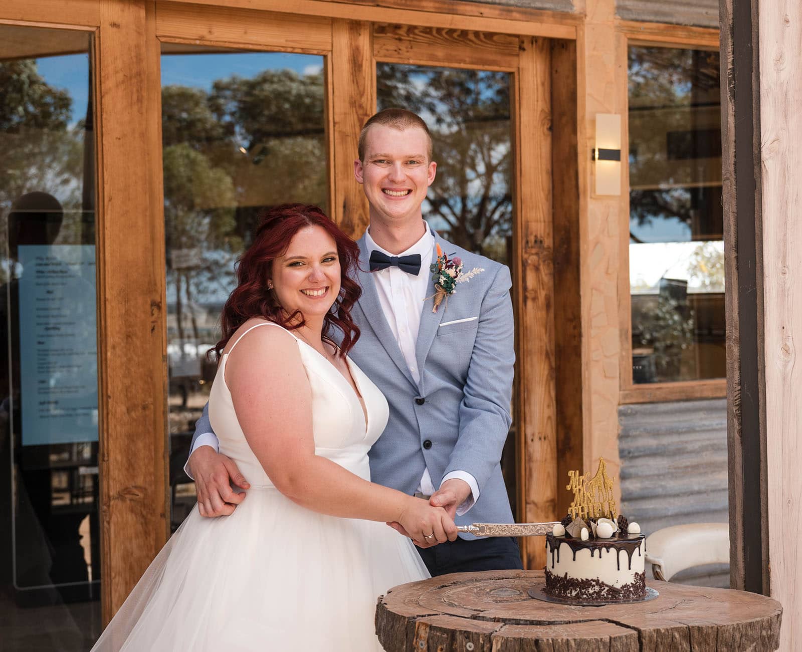 riverland wine centre wedding - lisa & mitch 187 Bride and groom cutting cake