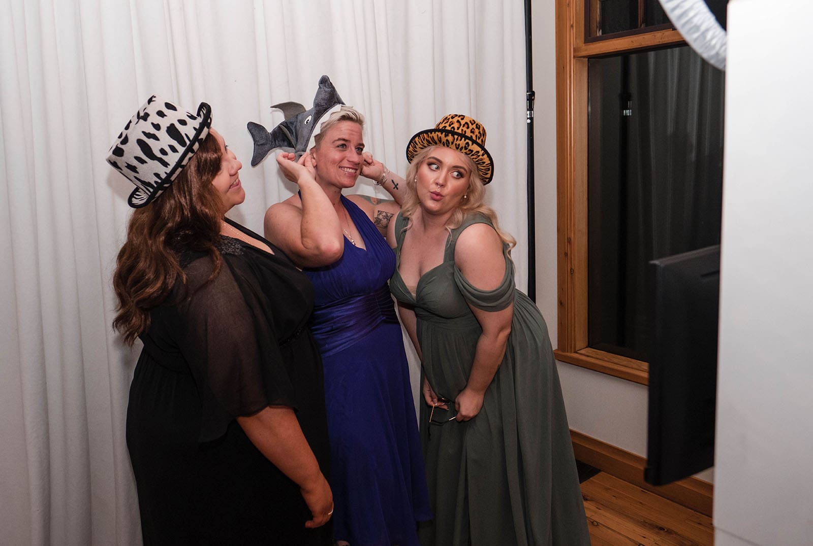 k1 winery wedding - mitch & nick 150 Guests enjoying the photobooth with hats