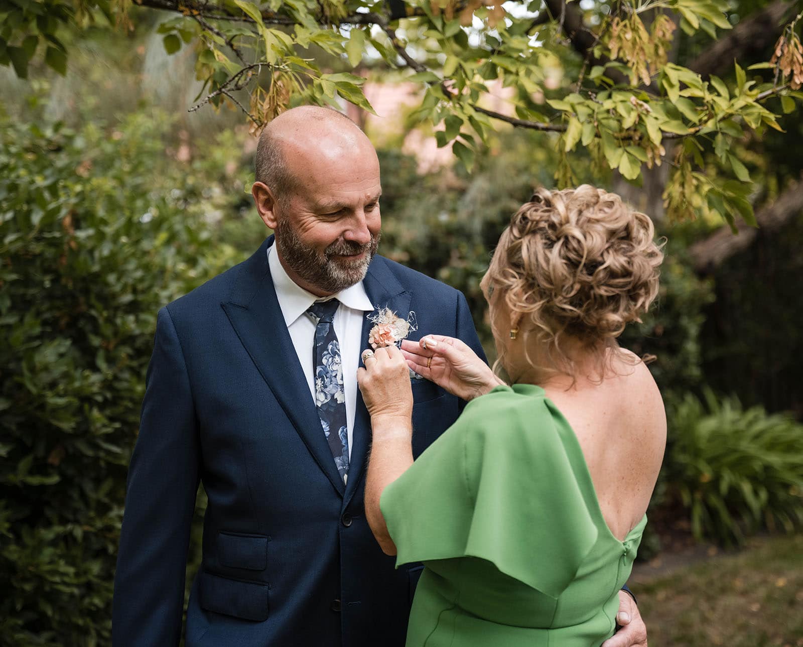 house on haines wedding - danieka & jack 30 Mum helping with Dad's flower
