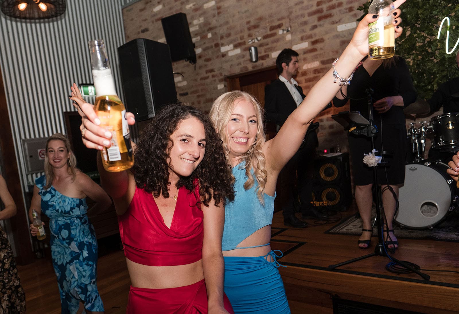 vine shed wedding - kat & katie 261 Guests enjoyign the dancefloor