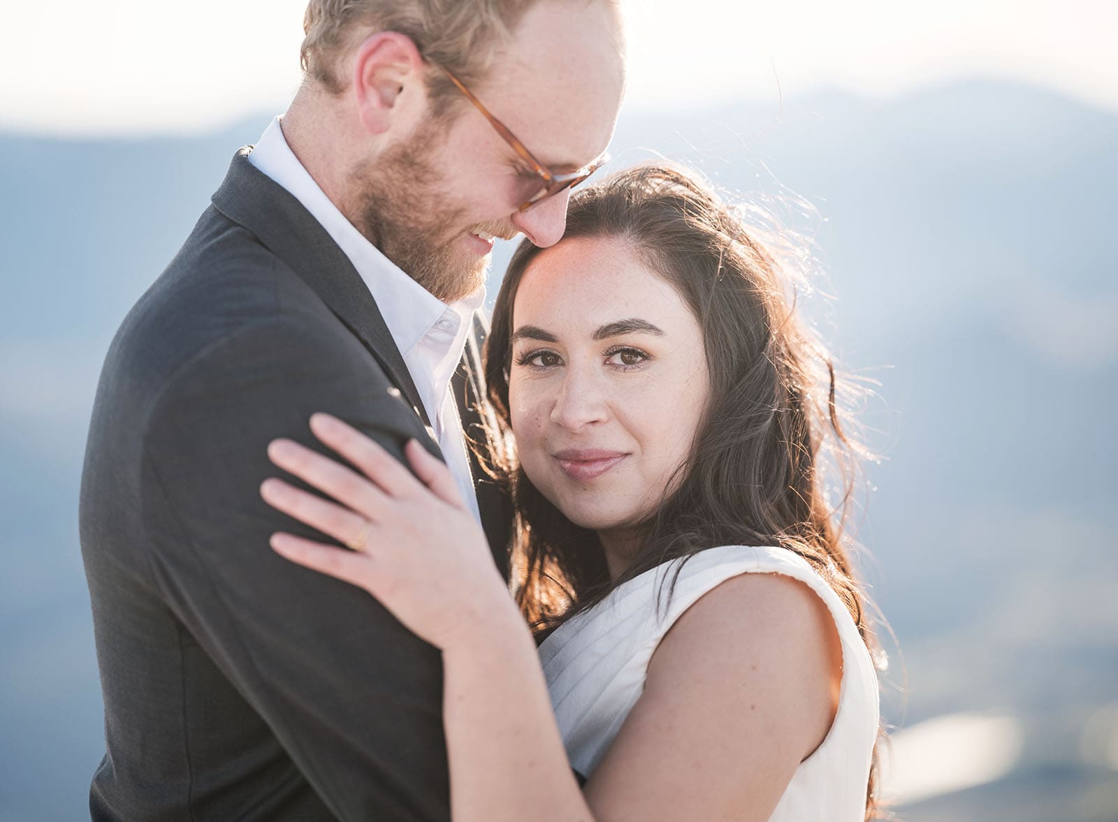 incredible queenstown wedding photoshoot - wendy & frank 35 Bridal cuddles keeping warm