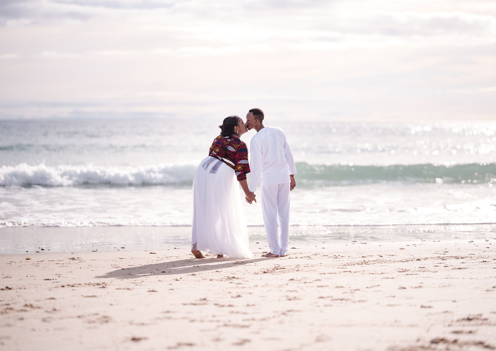 pt willunga renewal of vows - lauryn & calvin 250 Kiss infront of the waves