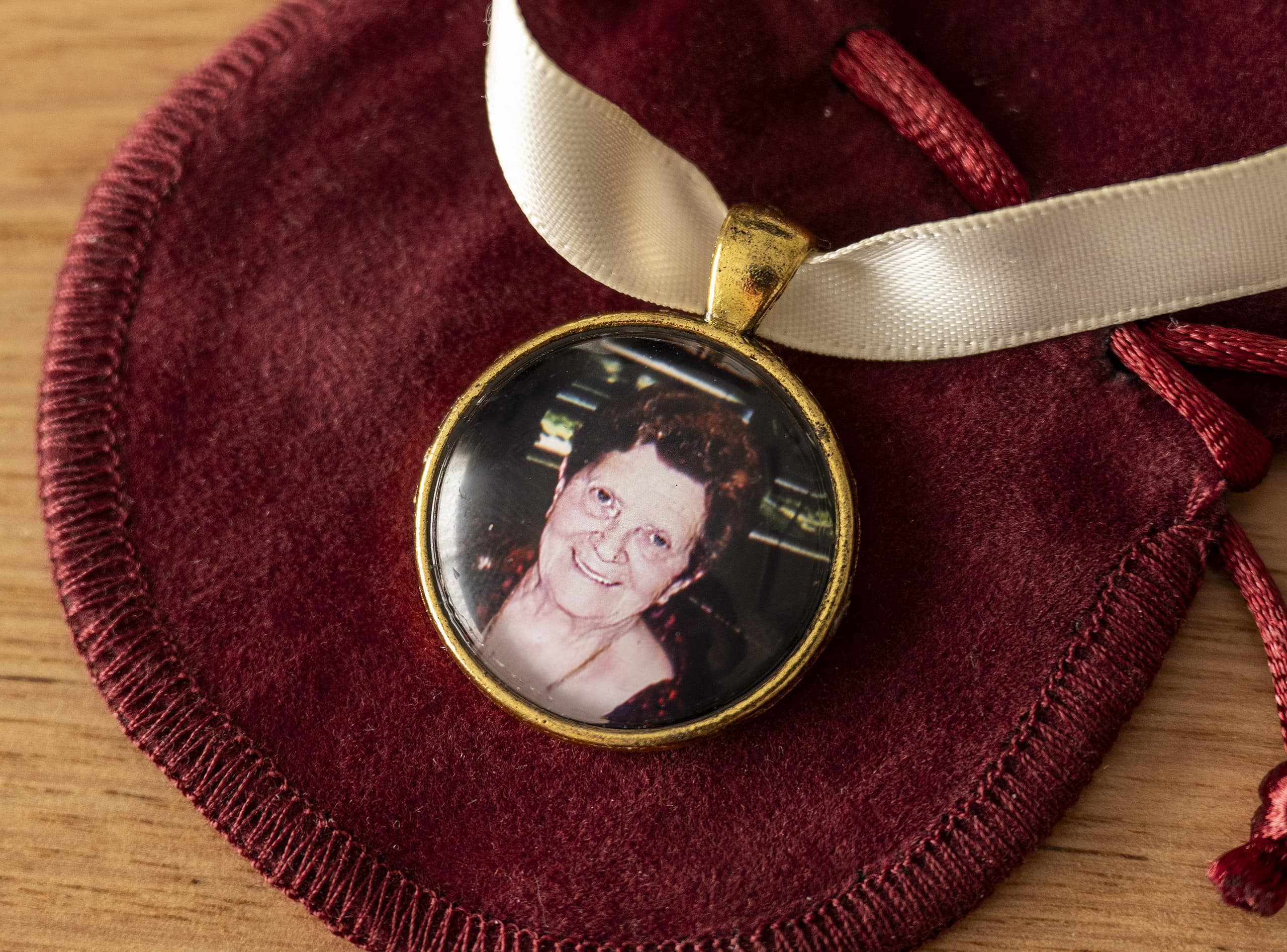 simple circle wedding bouquet photo memory charm 2 Gold Circle Wedding Bouquet Photo Memory Charm