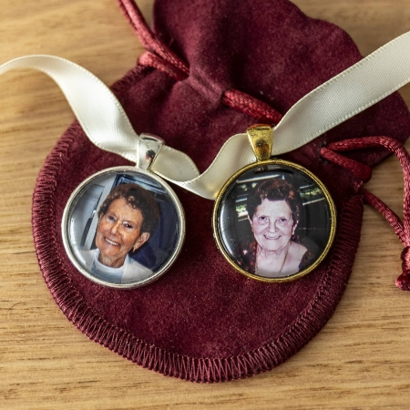 simple circle wedding bouquet photo memory charm 2 Circle Wedding Bouquet Photo Memory Charm