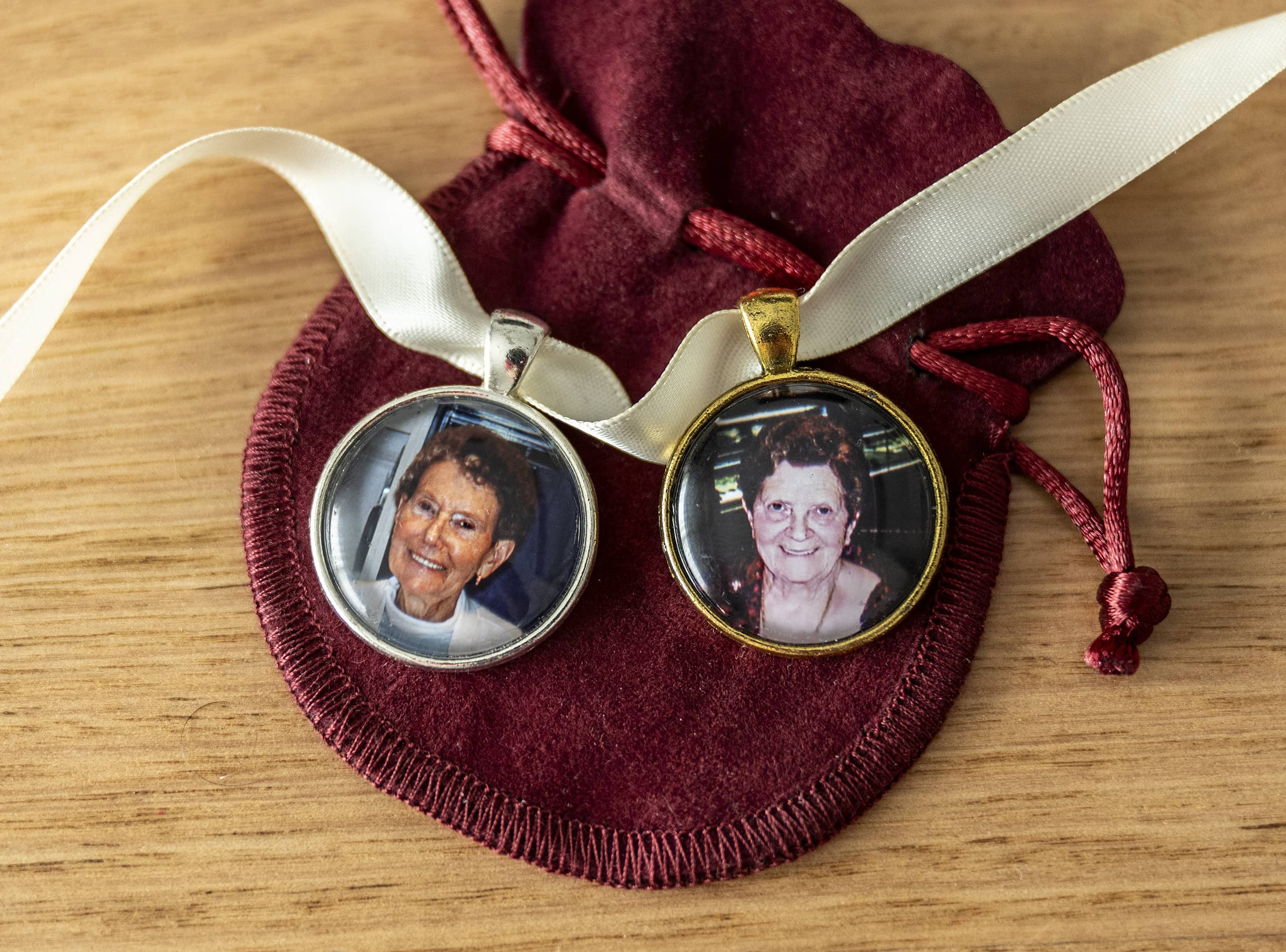 simple circle wedding bouquet photo memory charm 1 Circle Wedding Bouquet Photo Memory Charm