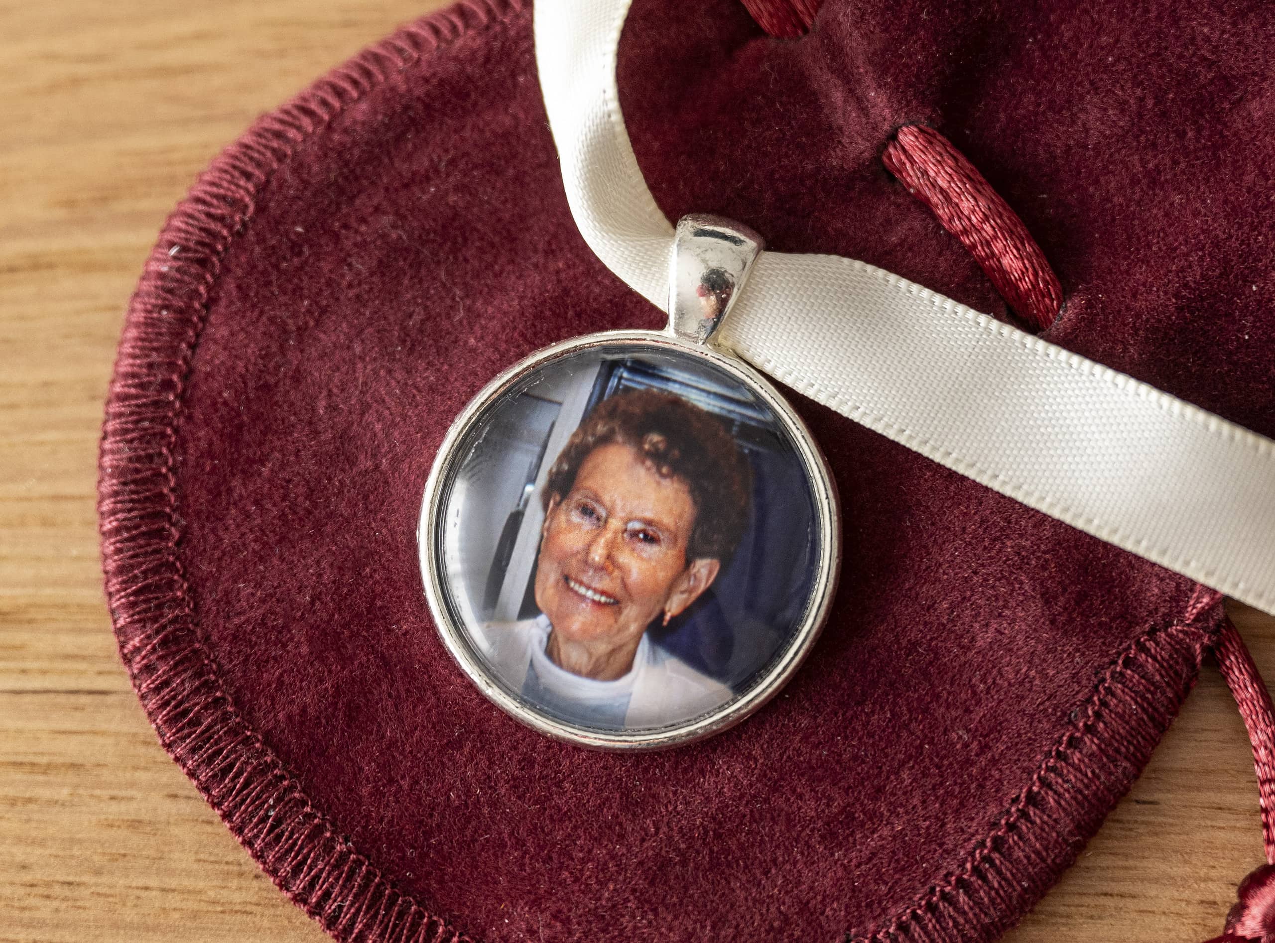 simple circle wedding bouquet photo memory charm 3 Silver Circle Wedding Bouquet Photo Memory Charm