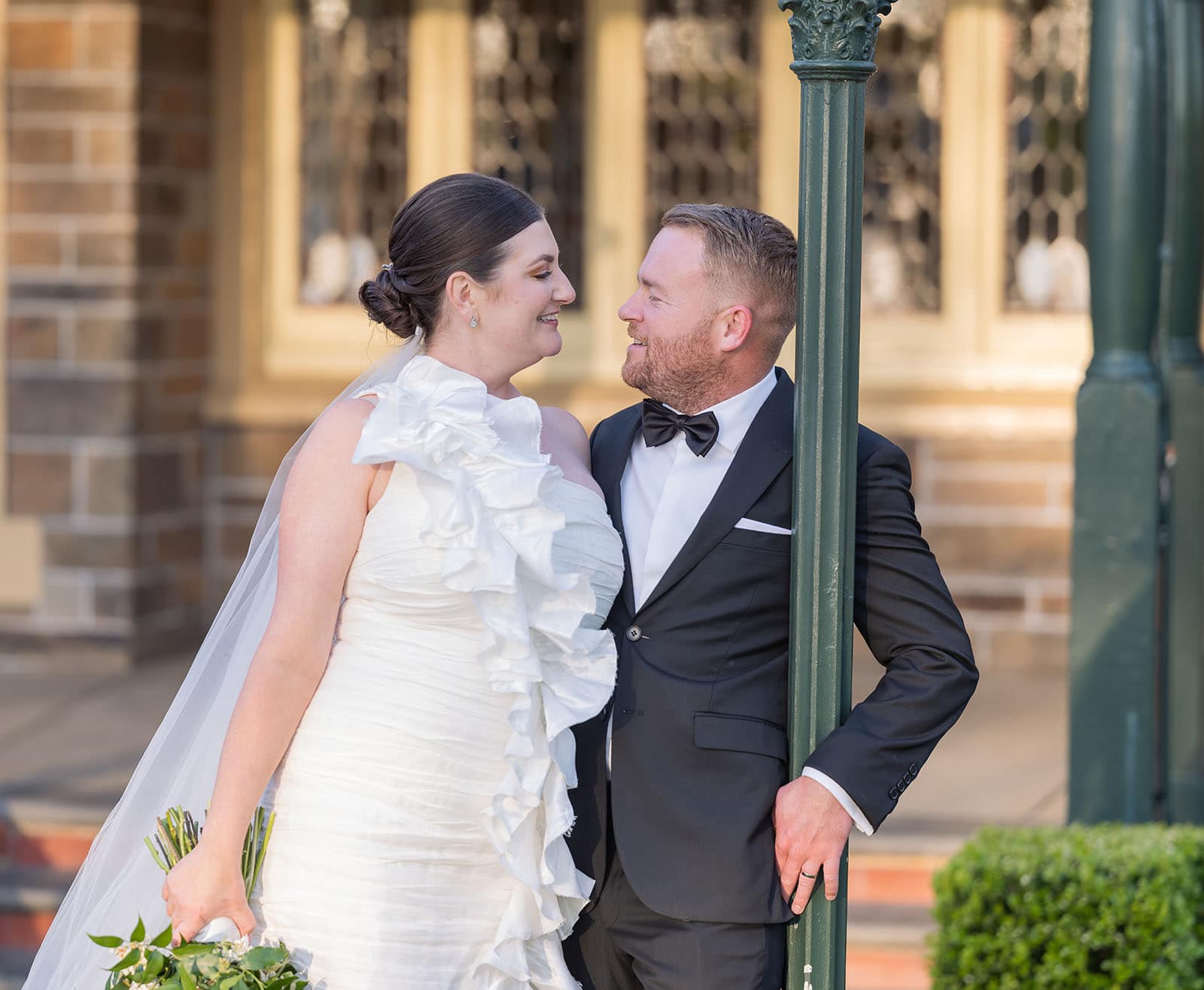 glenelg's partridge house wedding - emma & steven 153 bride and groom leaning on lamp post