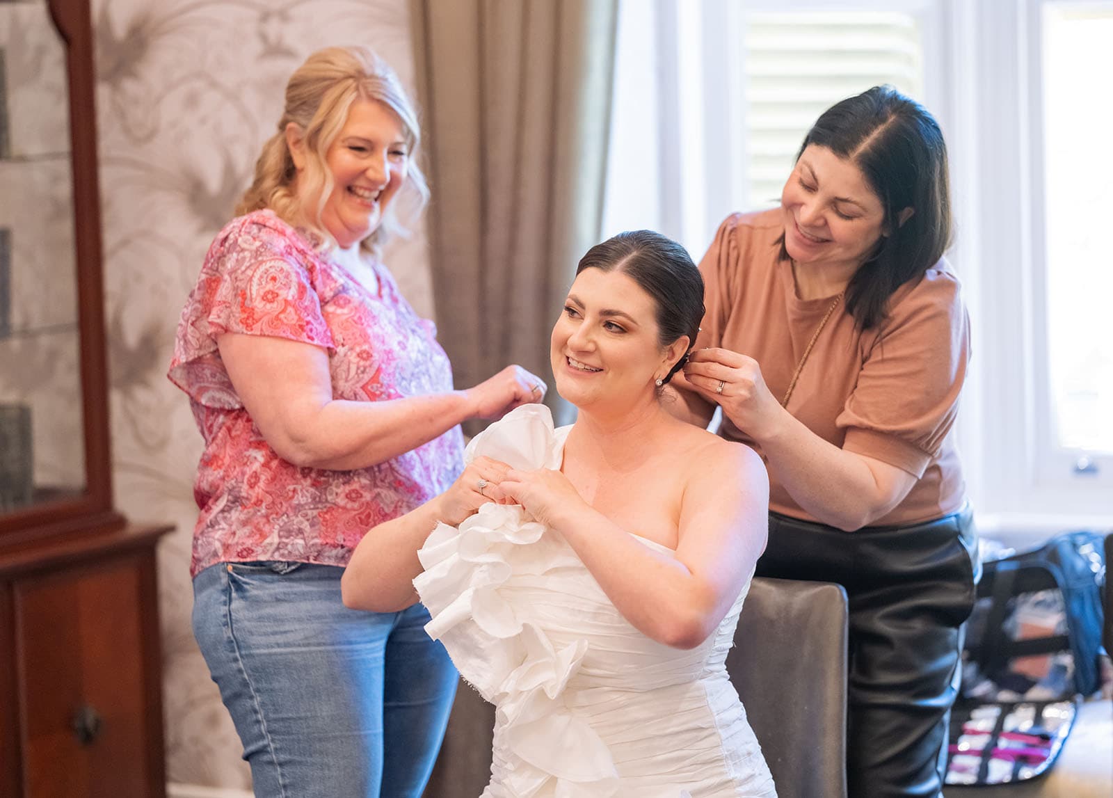 glenelg's partridge house wedding - emma & steven 129 Bride being doted over during makeup