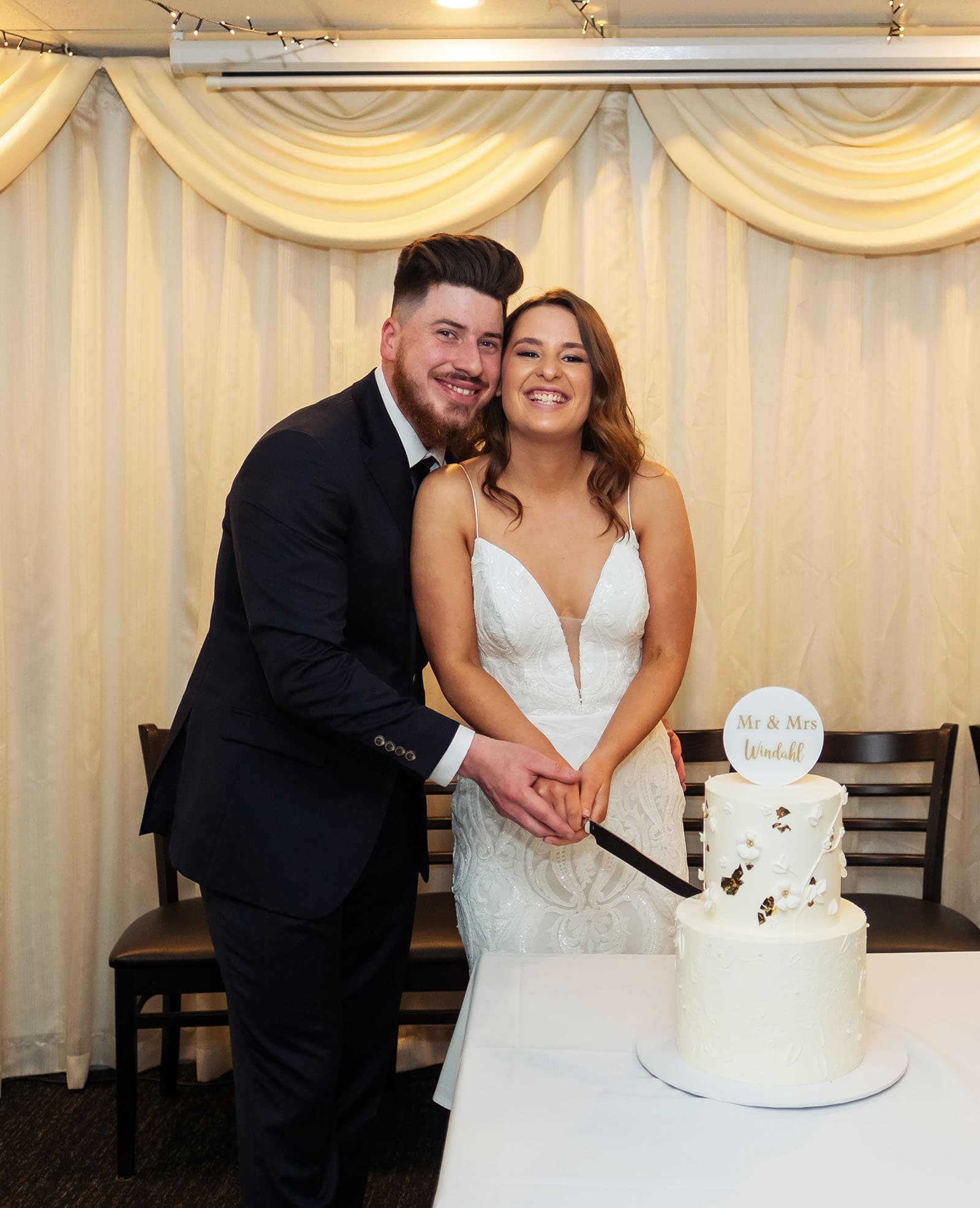 stamford grand wedding - jess & tim 88 bridal couple suttingt their cake