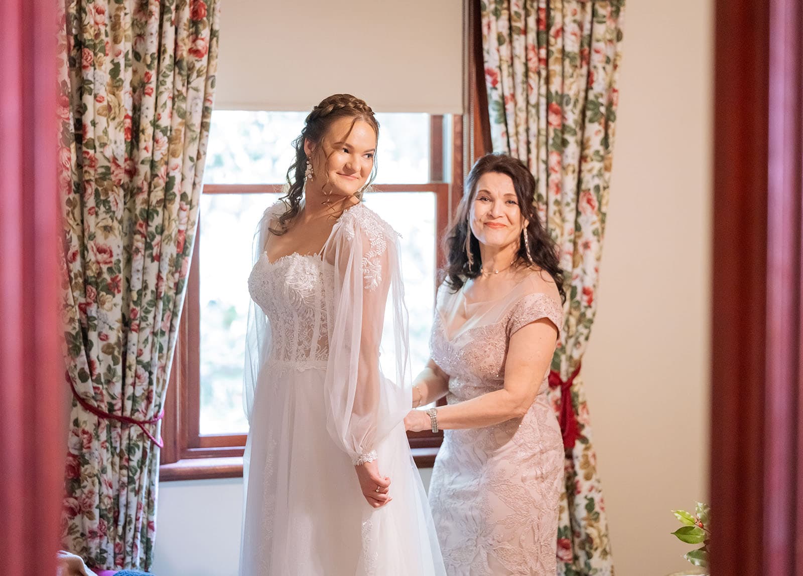 templewood house wedding - michelle & andrew 6 Mum helping bride get ready