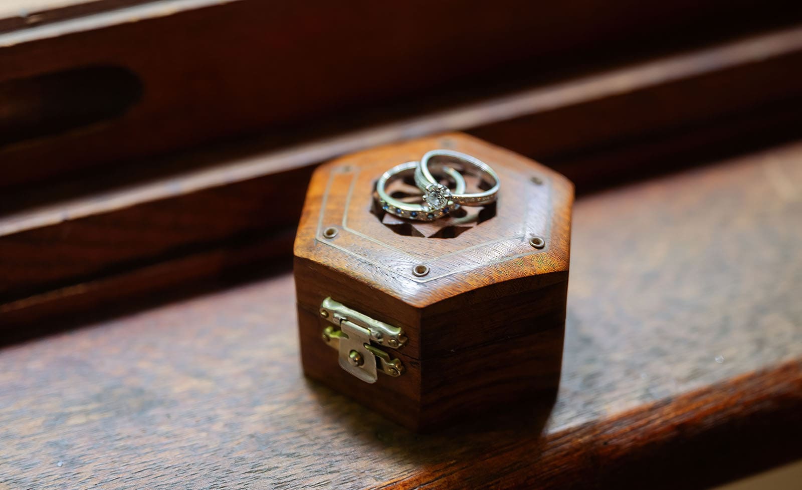 templewood house wedding - michelle & andrew 4 Wedding rings on wooden box