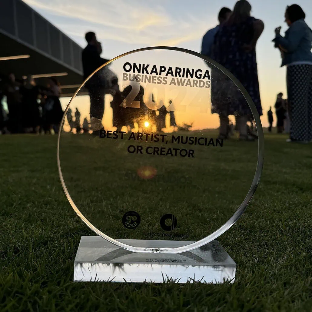 svenstudios wins the 2024 onkaparinga business awards 7 Glass award for Best Artist at Onkaparinga Business Awards 2024 on green grass backdrop.