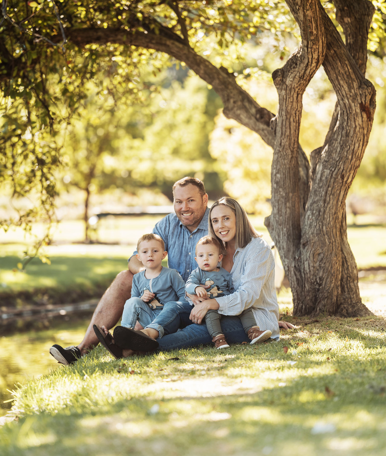 veale gardens family photography 109 Family enjoying a sunny day in nature under a big tree.
