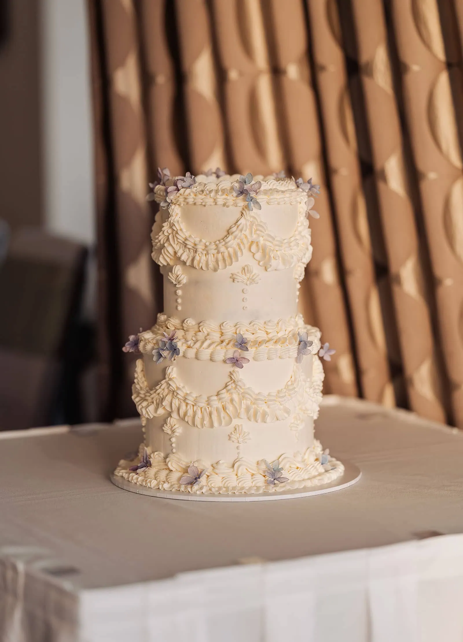 botanic gardens adelaide wedding - melanie & adrian 265 Ivory wedding cake with elegant floral decorations and smooth frosting.