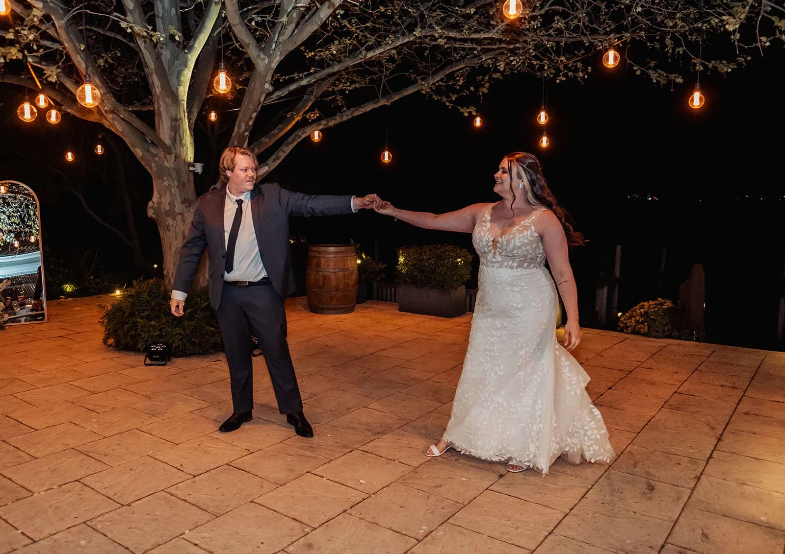 beach rd wines wedding - hana & jessie 95 Couple dancing under starry night sky, romantic evening celebration.