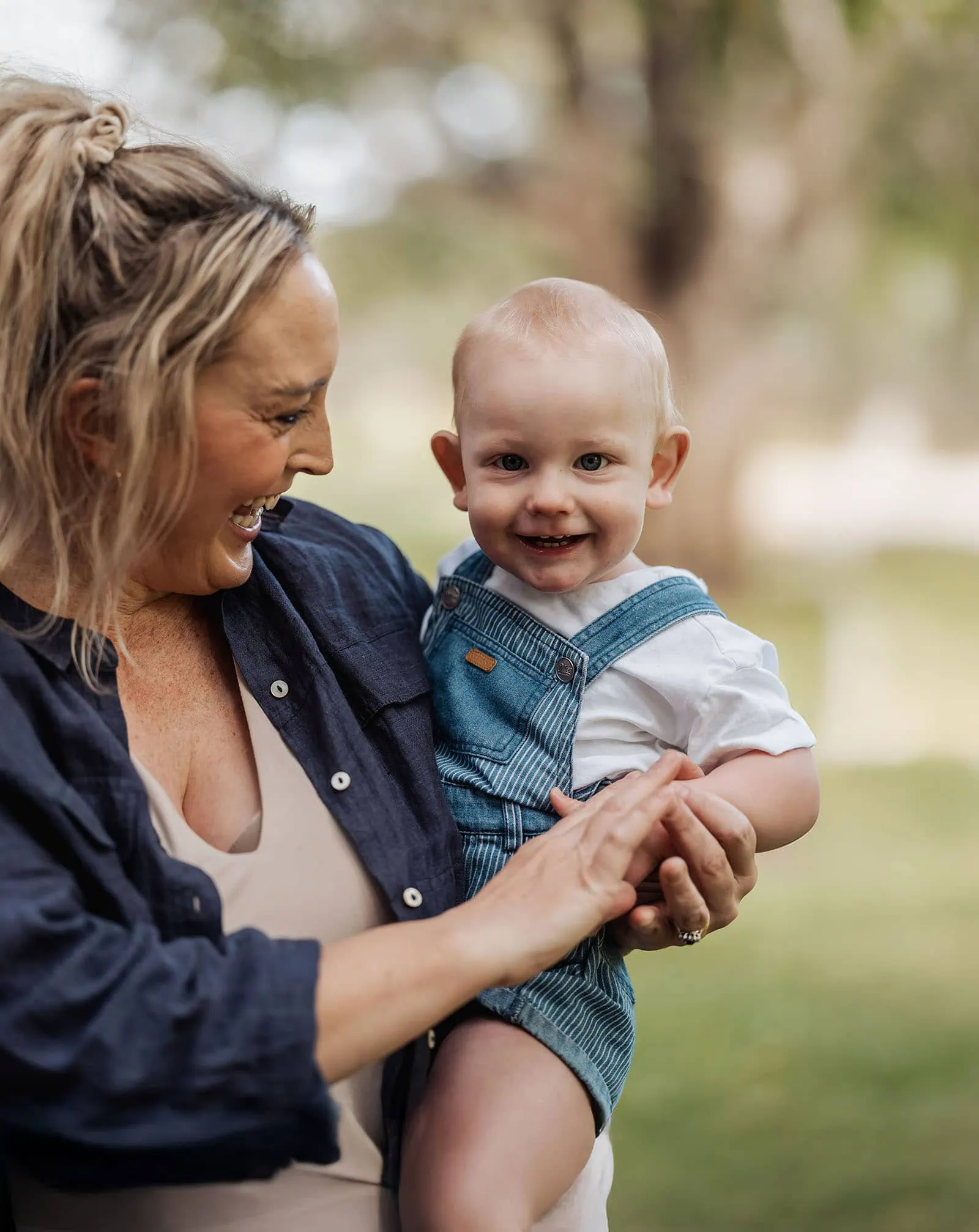 southern parklands family photography 27 Smiling friends in a sunny park enjoying laughter and nature.