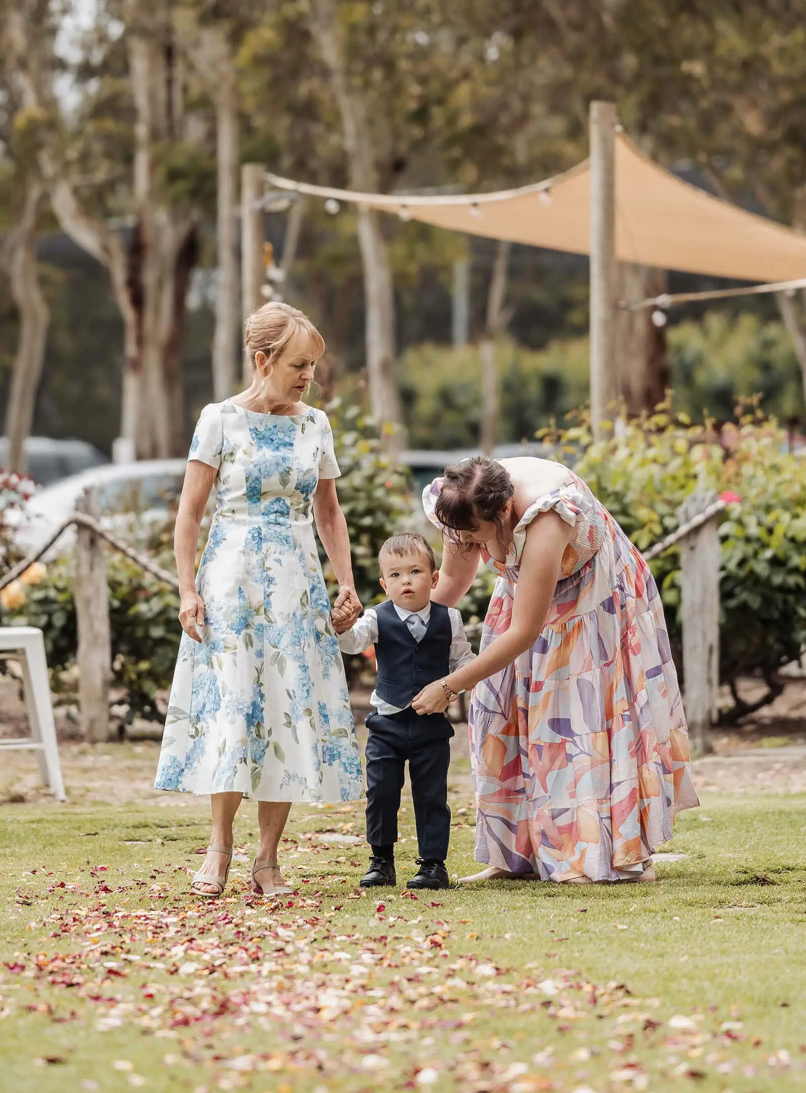 fleurieu cherries wedding - kimberley & richard 4 Family enjoying a sunny outdoor picnic together.