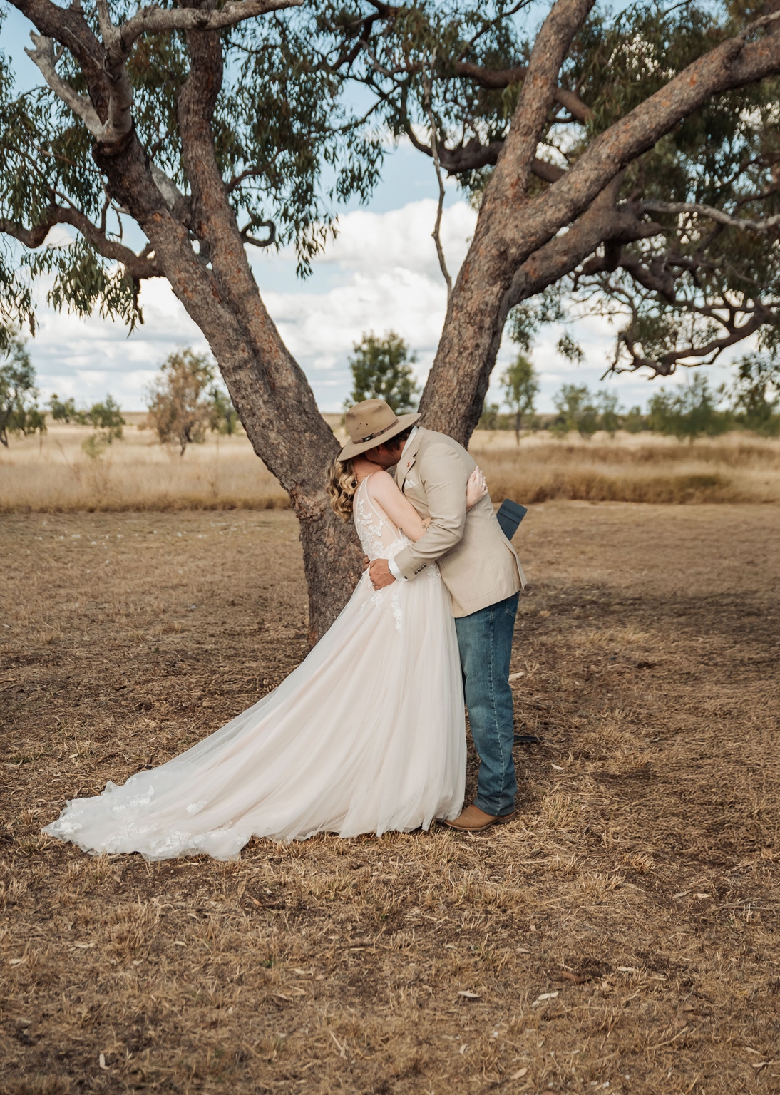 capella wedding photography – caitlin & adam’s farm wedding 148 Caitlin and Adam kissing beneath a large gum tree at their Capella farm wedding